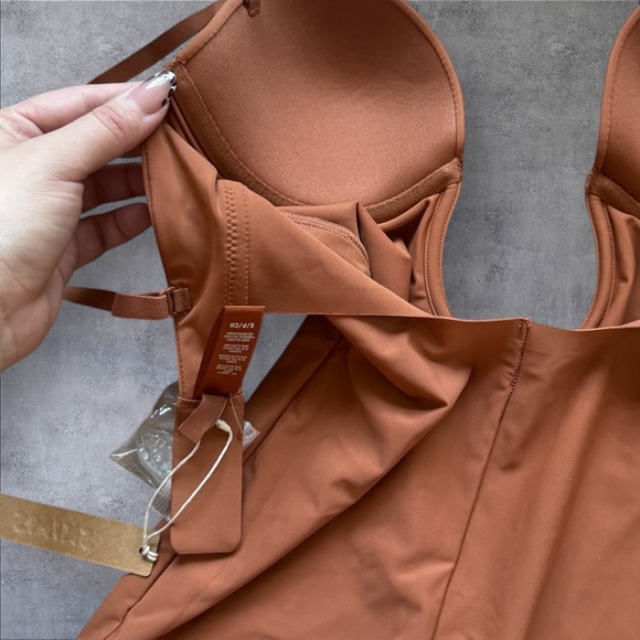 NWT SKIMS Deep Plunge Shapewear Mid Thigh Bodysuit Bronze - Picture 7 of 7